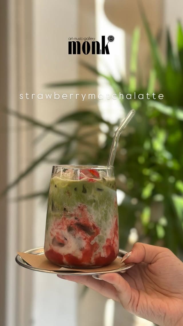 Elde tutulan, cam bardakta çilekli matcha latte